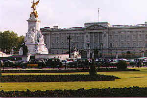 BuckinghamPalace 1.jpg (43342 bytes)